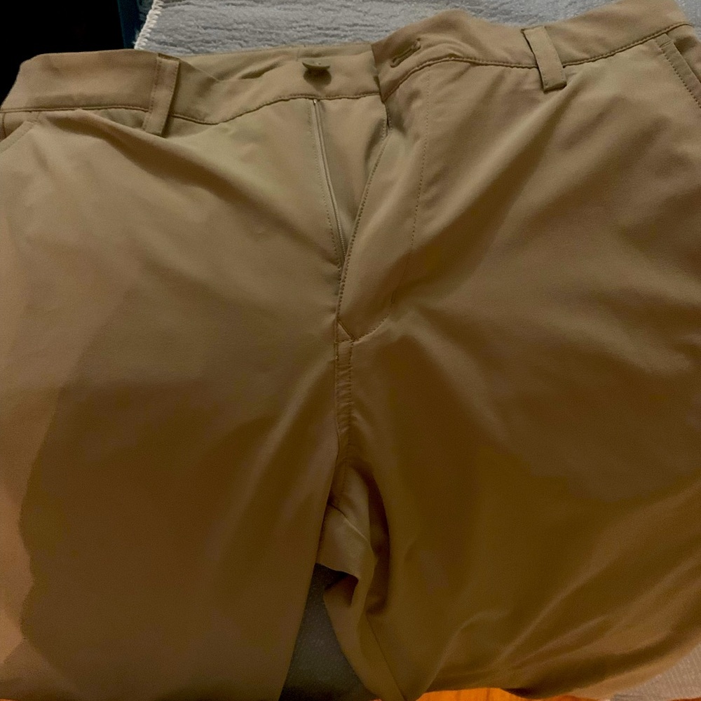 Gently worn vineyard vines fit performance pants. Extra button attached on tag.